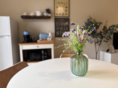 a vase filled with flowers sitting on a table at Casa Angelina in Barlassina