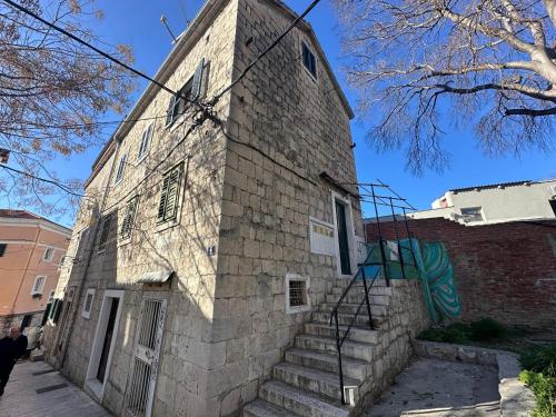 El edificio en el que está el hostal