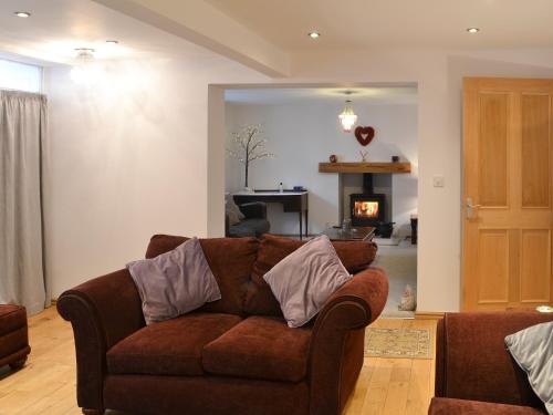 Una sala de estar con un sofá y una chimenea. en The Dun Cow, en Bishop Middleham