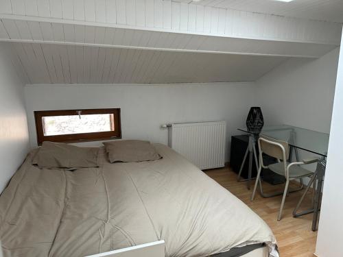 Katil atau katil-katil dalam bilik di Bel appartement avec wifi à Noyarey