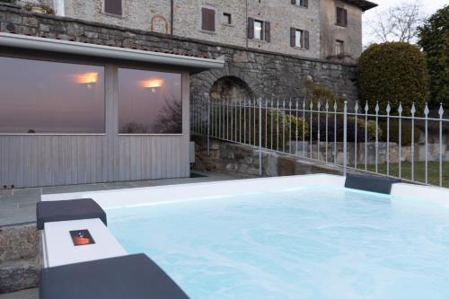 a swimming pool in a yard with a building at Ca' Baetti l'Antica Corte in Roncola