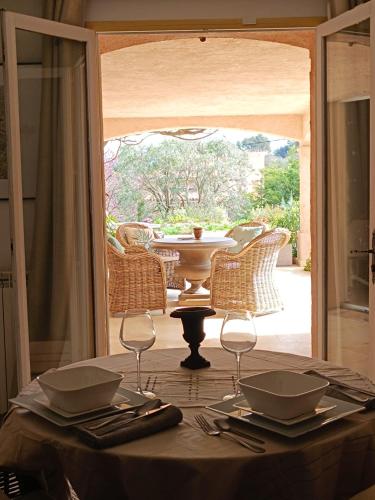 une table avec des verres et des assiettes au-dessus d'une table dans l'établissement Le Jas des Cayrons, à Vence