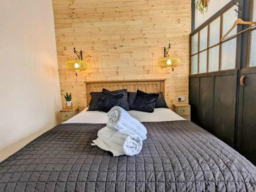 CwmcarnにあるCwmcarn Hotel & Bunkhouseのタオルが敷かれたベッドのある寝室