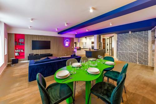 - un salon avec une table et des chaises vertes dans l'établissement Le Saint-Maurice Wifi Centre-ville, à Angers