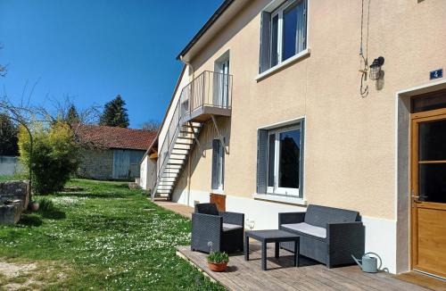 a house with two chairs and a table in the yard at 2 chambres privées au calme - Quartier Université in Dijon