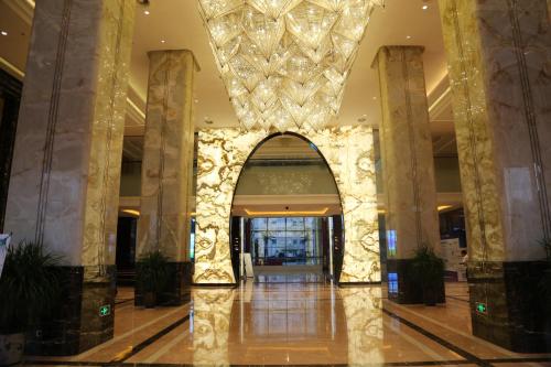 an entrance to the lobby of a hotel at Kaixuanmen Hotel Shijiazhuang Yiling Health Center in Shijiazhuang