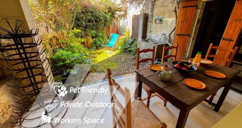 Bucolic garden - magical view - the bohemian life!