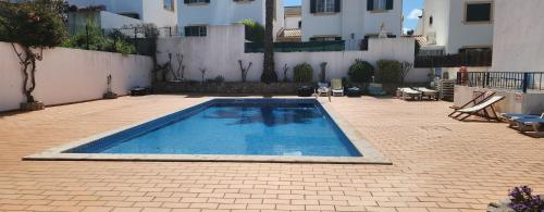 a swimming pool in the middle of a courtyard at Albufeira Home Paderne in Paderne