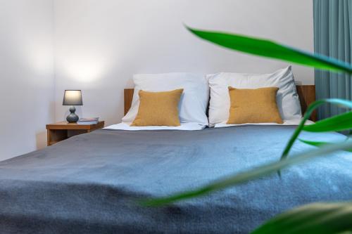 a bedroom with a large bed with pillows at Apartamenty Wisła Krzywa 8, wanna z hydromasażem, basen zewnętrzny in Wisła