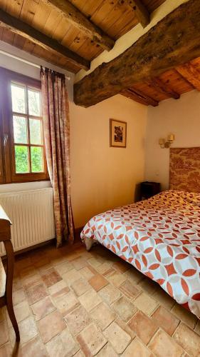 une chambre avec un lit et une grande fenêtre dans l'établissement Waves and Grooves, à Saint-Martin-aux-Buneaux