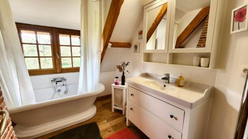 une salle de bain avec une baignoire et un lavabo et une baignoire dans l'établissement Waves and Grooves, à Saint-Martin-aux-Buneaux
