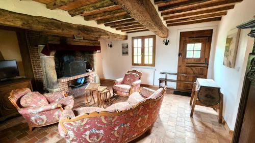 un salon avec un canapé et une cheminée dans l'établissement Waves and Grooves, à Saint-Martin-aux-Buneaux