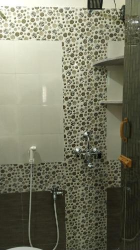 a bathroom with a toilet and a mirror on a wall at Anugrahaa Homestay in Tiruchchirāppalli