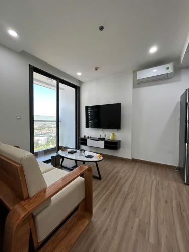 TV a/nebo společenská místnost v ubytování CHO THUÊ căn hộ chung cư cao cấp 2 PHÒNG NGỦ ECORIVERS HẢI DƯƠNG