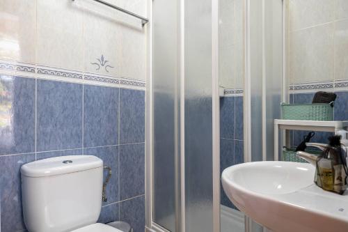 een badkamer met toilet en wastafel bij Complejo Andalucía Torrecilla Beach in Nerja