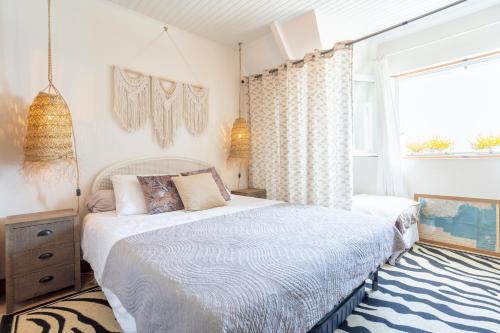 a bedroom with a large bed and a window at Villa avec vue sur mer imprenable in Loctudy