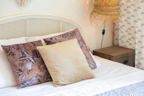 a bed with two pillows on top of it at Villa avec vue sur mer imprenable in Loctudy