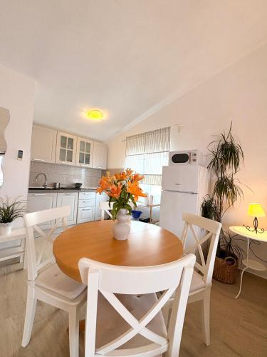 Η κουζίνα ή μικρή κουζίνα στο Apartmani INO