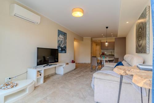 Apartamento con terraza en primera línea El Duque, Altamira