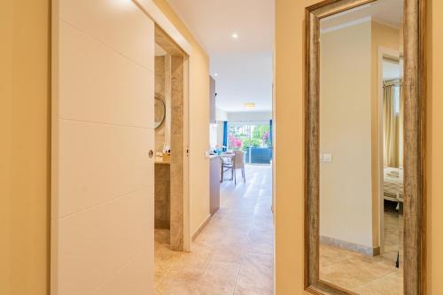 Apartamento con terraza en primera línea El Duque, Altamira