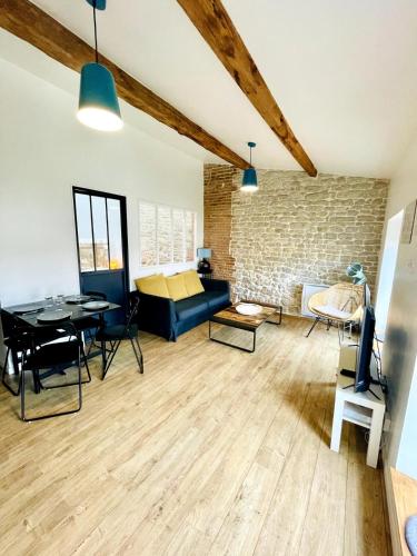 un salon avec un canapé et une table dans l'établissement L'Atelier - Coeur de ville, à La Rochelle
