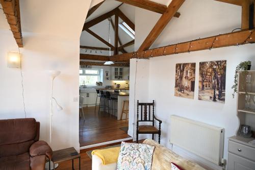 Kuchyň nebo kuchyňský kout v ubytování Stunning Barn Conversion next to Horse Field sleeps 10