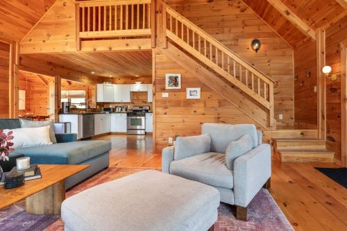 Χώρος καθιστικού στο Secluded w Deck Views Hot Tub Ping Pong Hudson in the Berks by AvantStay