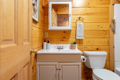 Ένα μπάνιο στο Secluded w Deck Views Hot Tub Ping Pong Hudson in the Berks by AvantStay