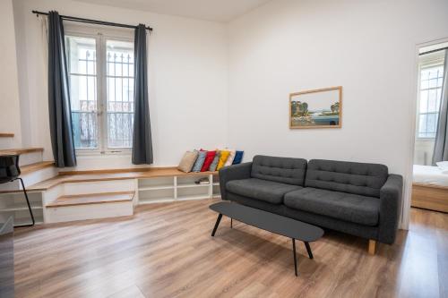 un salon avec un canapé et une table dans l'établissement Sous les platanes - beau T3 Beaux-Arts, à Montpellier