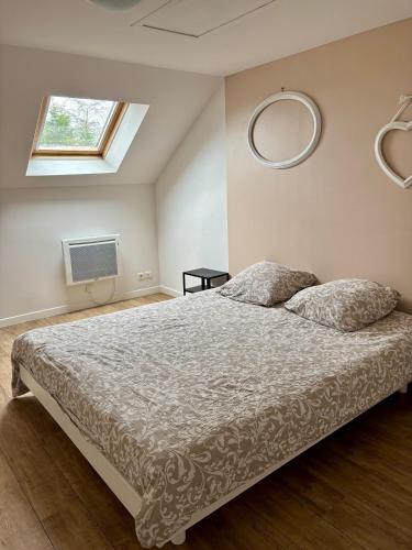 une chambre avec un grand lit et une fenêtre dans l'établissement Duplex de charme 70m2 proche de Honfleur, à Fiquefleur-Équainville