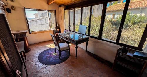 une pièce avec un bureau avec un ordinateur portable dessus dans l'établissement Bucolic garden - magical view - the bohemian life!, à Villeneuve-lès-Avignon