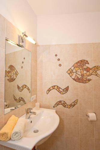 a bathroom with a sink and a shower at Gleifhof in Appiano sulla Strada del Vino