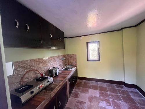 Dapur atau dapur kecil di Zumthang Homestay Tashiding1