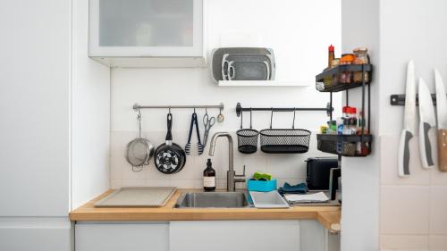 - un comptoir de cuisine avec évier et ustensiles dans l'établissement Escapade entre ville et mer, terrasse ensoleillée, à Toulon