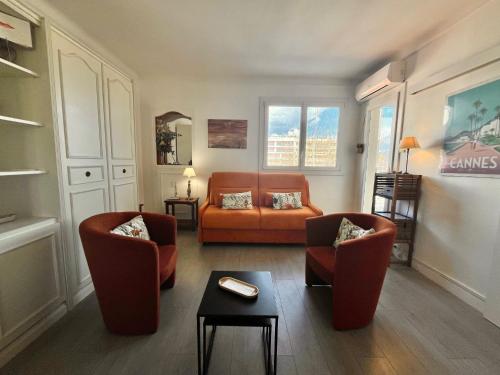un salon avec deux chaises et un canapé dans l'établissement Le Petit Magellan by Welcome to Cannes, à Cannes