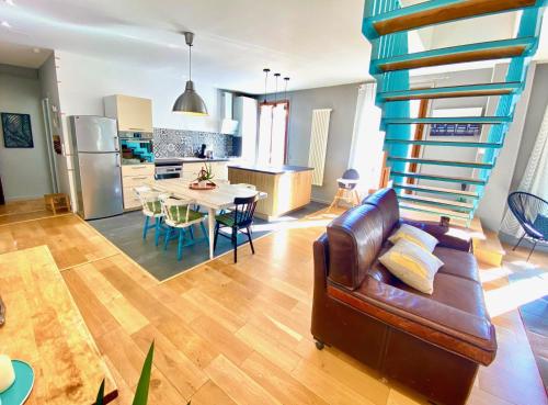 un salon avec un canapé et une table et une cuisine dans l'établissement E OP Duplex du Port Lympia - Old Port, à Nice