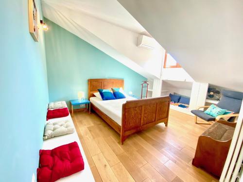 une chambre avec un lit et un canapé dans une pièce dans l'établissement E OP Duplex du Port Lympia - Old Port, à Nice