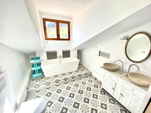 une salle de bain avec un lavabo et un miroir dans l'établissement E OP Duplex du Port Lympia - Old Port, à Nice