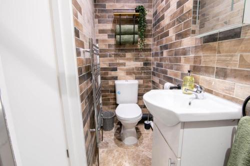 Ένα μπάνιο στο Contemporary 3 Bed Apartment in Southsea