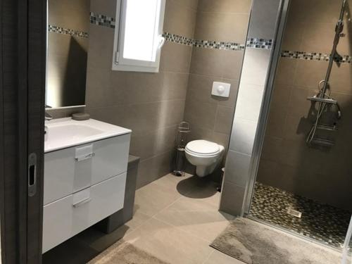 ein Badezimmer mit Toilette, Waschbecken und Dusche in der Unterkunft PDM Appartement Paese di Mare in Santa-Lucia-di-Moriani