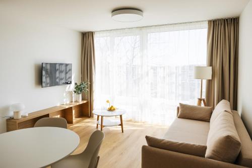 Μια τηλεόραση ή/και κέντρο ψυχαγωγίας στο PROMENADA apartamenty & spa PRZY PLAŻY