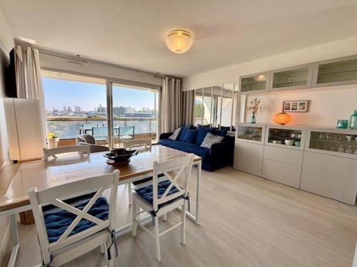 d'une cuisine et d'un salon avec vue sur l'eau. dans l'établissement Appartement rénové 50m², 4 pers, proche plages, parking inclus, Quiberon - FR-1-478-312, à Quiberon