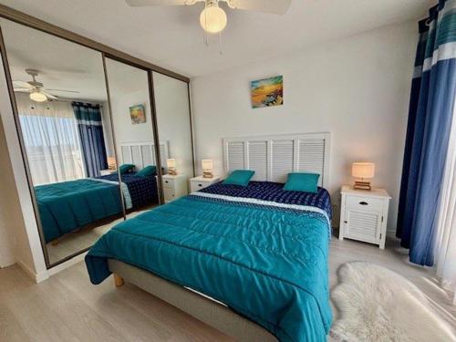 une chambre avec un lit et un grand miroir dans l'établissement Appartement rénové 50m², 4 pers, proche plages, parking inclus, Quiberon - FR-1-478-312, à Quiberon