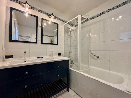 une salle de bain avec une baignoire, un lavabo et une douche dans l'établissement Appartement rénové 50m², 4 pers, proche plages, parking inclus, Quiberon - FR-1-478-312, à Quiberon