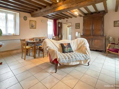 un salon avec un canapé et une table dans l'établissement Maison de charme à Rabodanges près du lac - FR-1-497-237, à Putanges