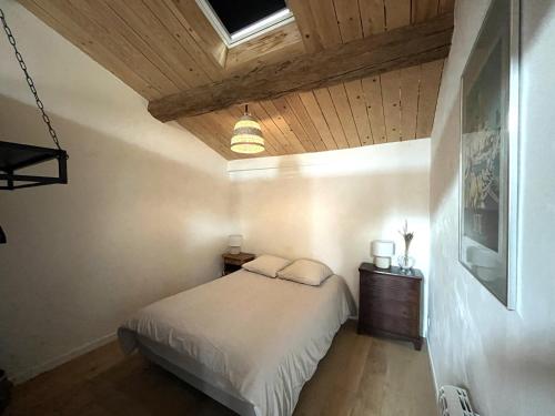 une chambre avec un lit et un plafond en bois dans l'établissement Bel appartement T3 climatisé avec terrasse et wifi à Sète - FR-1-338-608, à Sète