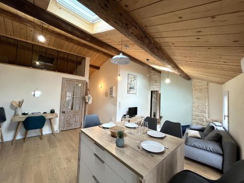 une cuisine et un salon avec une table et des chaises dans l'établissement Bel appartement T3 climatisé avec terrasse et wifi à Sète - FR-1-338-608, à Sète