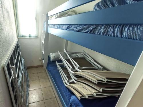- une chambre avec 2 lits superposés et des serviettes dans l'établissement Villa mitoyenne climatisée pour 6 pers, piscine, parking - FR-1-607-210, au Cap d'Agde