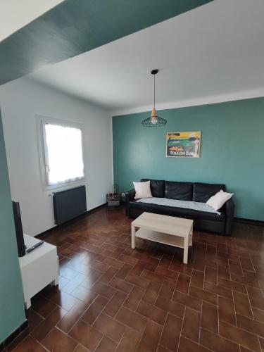 un salon avec un canapé et une table basse dans l'établissement Chez Jean La Provence authentique, à Toulon