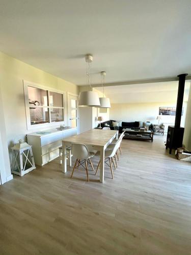 un grand salon avec une table et des chaises dans l'établissement Southwest Hossegor, à Capbreton